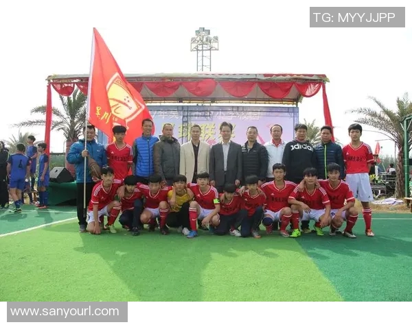 足球明星慷慨解囊为家乡建设贡献力量的感人故事